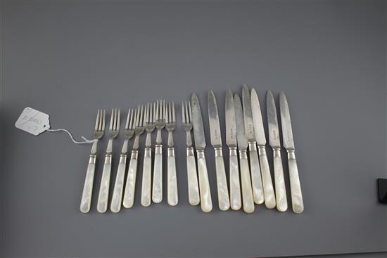 Eight pairs of George V mother of pearl handled silver dessert eaters by Goldsmiths & Silversmiths Co. Ltd, London, 1924,